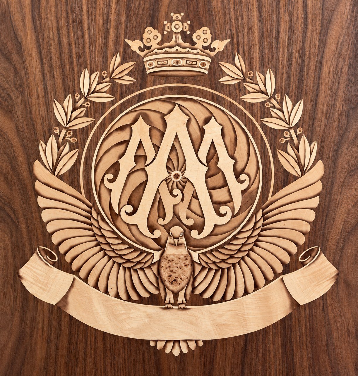 Pannello araldico con monogramma (immagine migliorata)