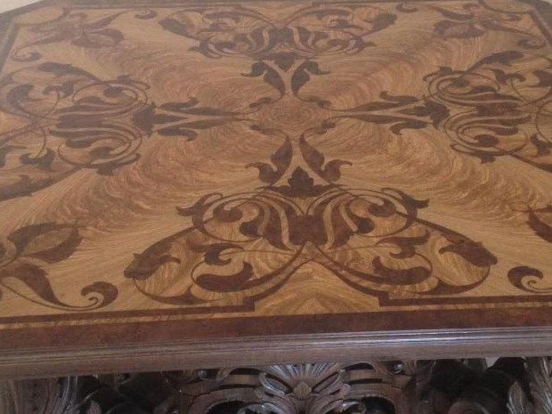 Dettaglio: il piano in intarsio