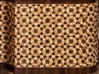 Dettaglio: intarsio geometrico sul fronte del mobile (immagine migliorata)