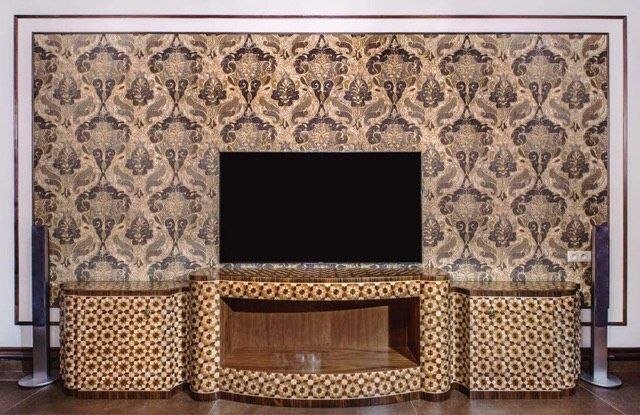 Boiserie in intarsio e mobile TV, installati (foto originale)